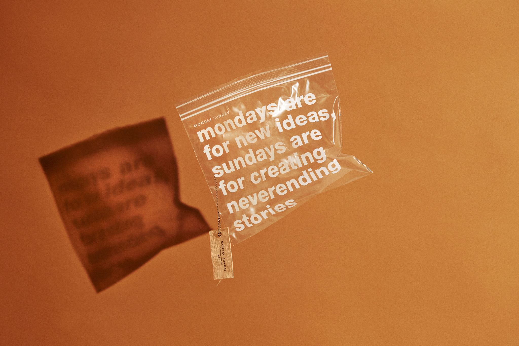 Zipperpose fra Monday Sunday med statement skrevet til brandet