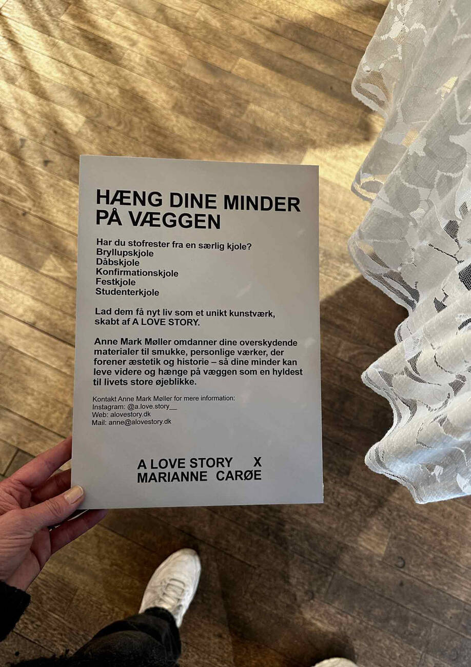 Detalje af silke, spor og rå naturmaterialer i værket