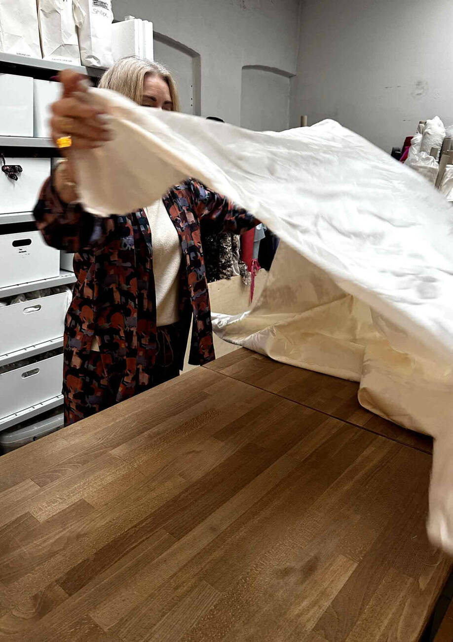 Detalje af silke, spor og rå naturmaterialer i værket