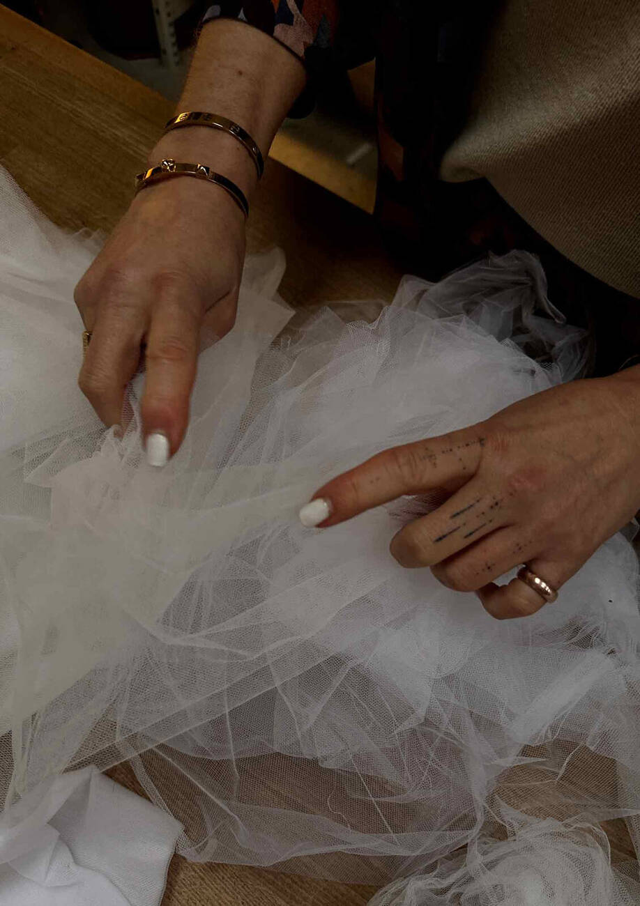 Detalje af silke, spor og rå naturmaterialer i værket