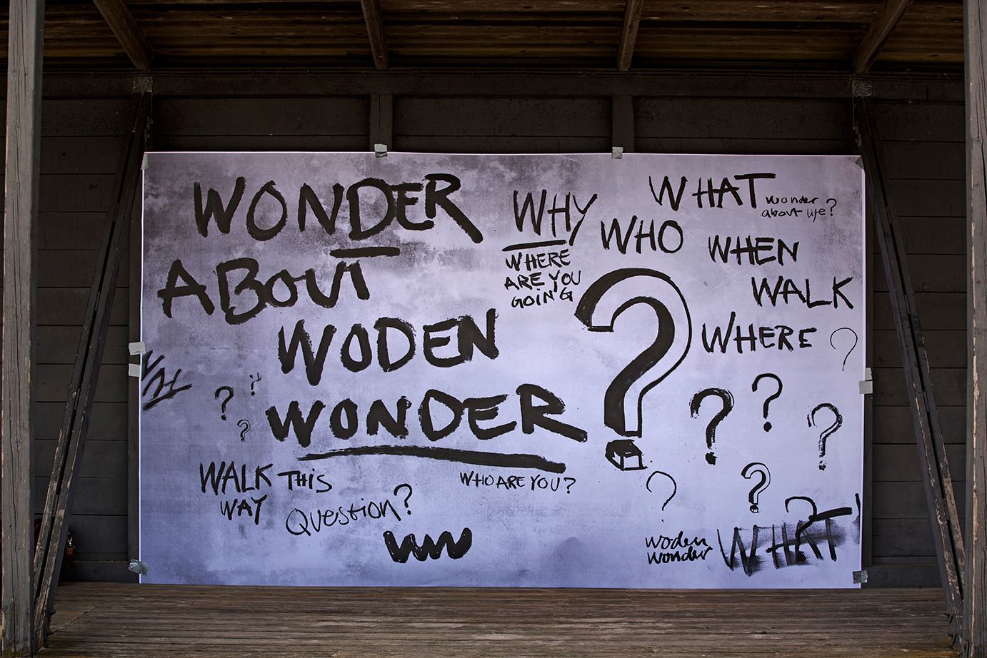 Håndmalet Woden Wonder-baggrund i et rum med trævægge